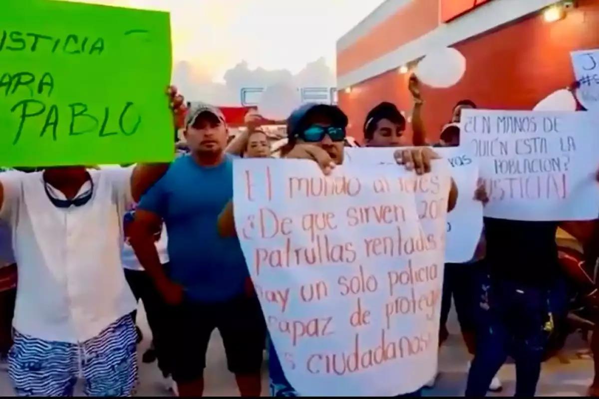 Compañeros y amigos de Pablo 'el pescador' marcharon en Puerto Aventuras exigiendo justicia por su muerte