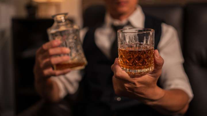 You're Ruining Your Bourbon If You Use This Type Of Ice