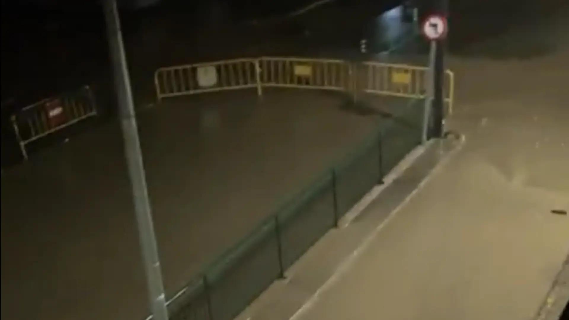 Las fuertes lluvias desbordan el barranco de la Saleta de madrugada e inundan algunas calles de Aldaia