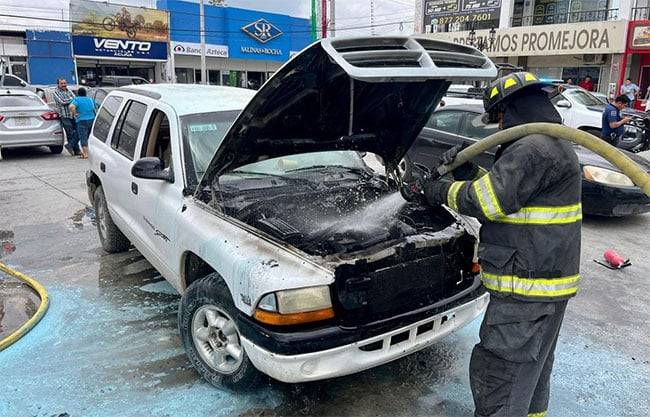 Falla eléctrica provoca incendio de camioneta en Zona Centro