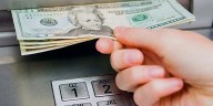 Cambios por el aumento del dólar: cuánto cuesta sacar plata de un cajero automático del exterior