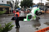 Socavón “engulle” camión de refrescos en Iztapalapa