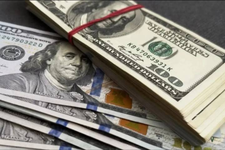 El dólar oficial subió $30 y cerró en $1380 para la venta este lunes