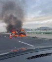 Auto vuelca y se incendia en la Autopista Siervo de la Nación; conductora sobrevive de milagro