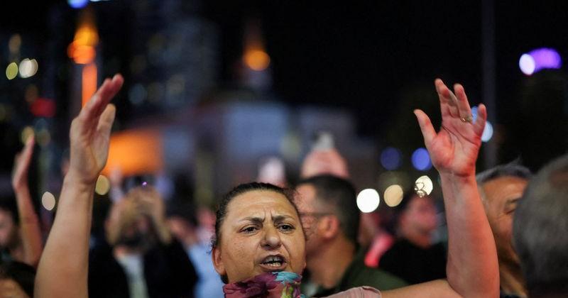 Turkey's main opposition calls for rallies after police barricade Istanbul office