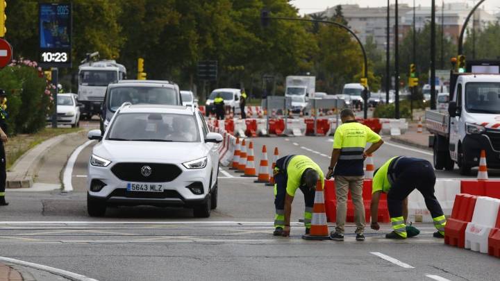 Atascos en el Actur por unas obras junto a las vías del tranvía