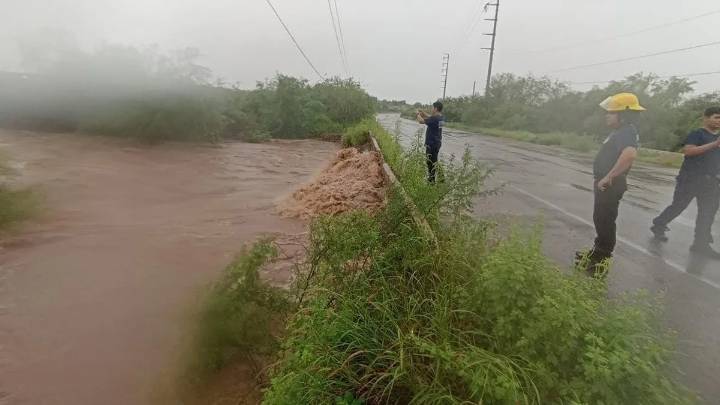 Cierran carretera Álamos-Navojoa ante fuertes lluvias