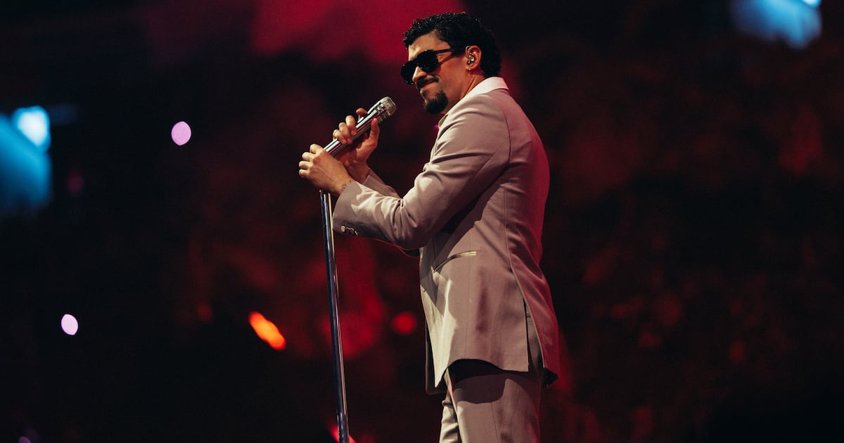 No es solo el concierto: Amazon y Bad Bunny construirán escuela y lanzarán portal para empresarios locales