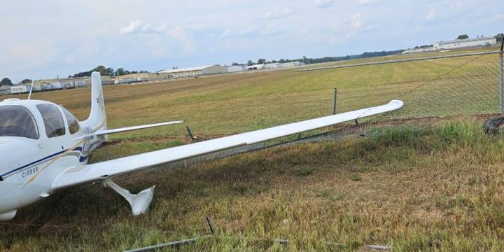 Plane crashes on runway in Pocahontas