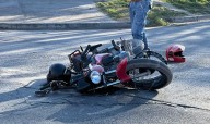 Iba en moto con una pasajera y chocó contra una camioneta