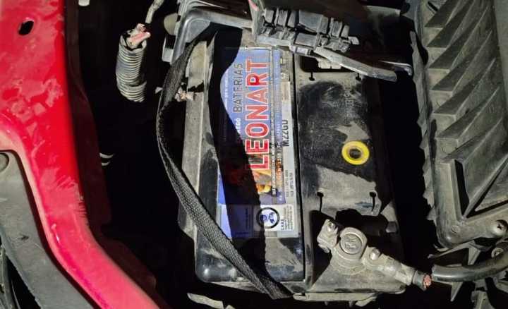 Intentaron robar la batería de un auto y terminaron presos