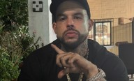 Emiliano Aguilar es criticado por publicar fotografía con un arma en redes sociales