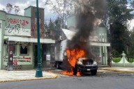 Derriban normalistas puerta de campo militar y queman camión