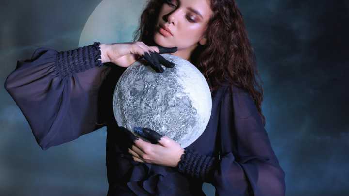 Superluna 7 de octubre 2025: cómo afectará a tu signo zodiacal la “luna del cazador”