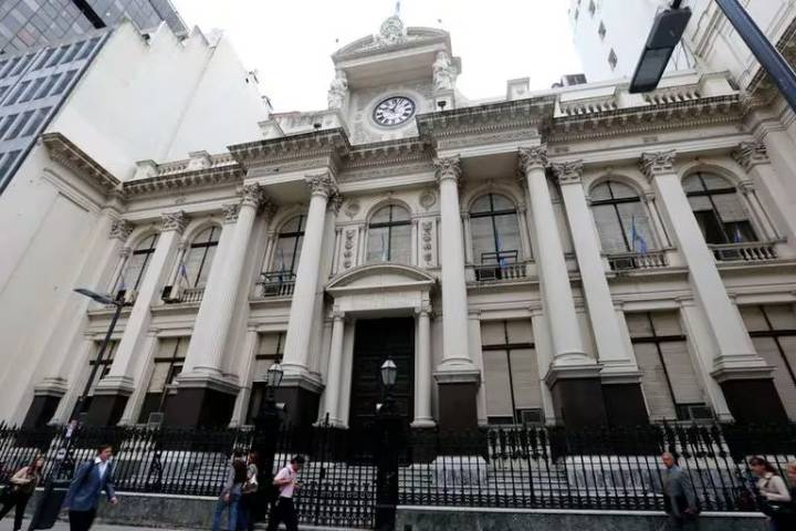 El dólar perforó el techo de la banda y el Central debió vender u$s53 millones