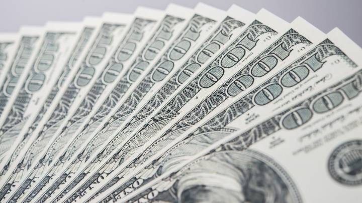 El dólar oficial saltó casi $100 en la semana y quedó a solo 1,3% del techo de la banda tras revés electoral para LLA
