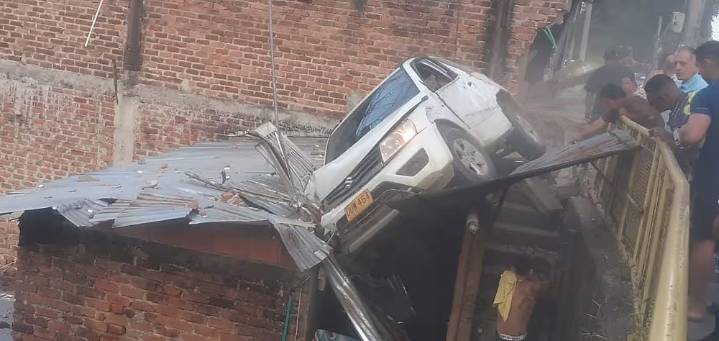 Vehículo cayó sobre una vivienda en Ibagué