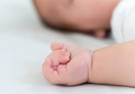 Bebé de 1 año grave tras brutal puntapié en la cabeza: padre además atacó a madre del menor