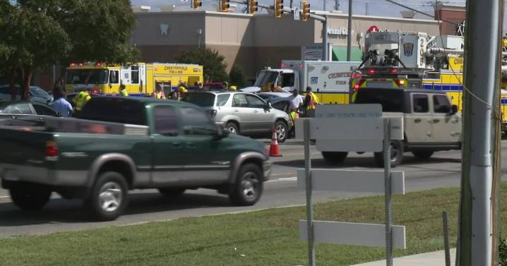 Westbound lanes of Midlothian Turnpike shut down after crash near Courthouse Road