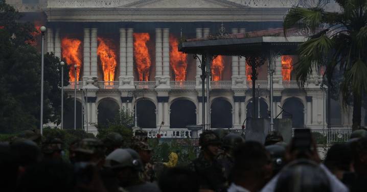 Las protestas en Nepal se saldan con el Parlamento incendiado y la muerte de la esposa del ex primer ministro