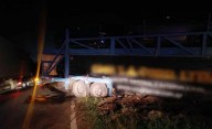 Un camión cargado con vehículos se despistó en la ruta 5, cerca de Catriló