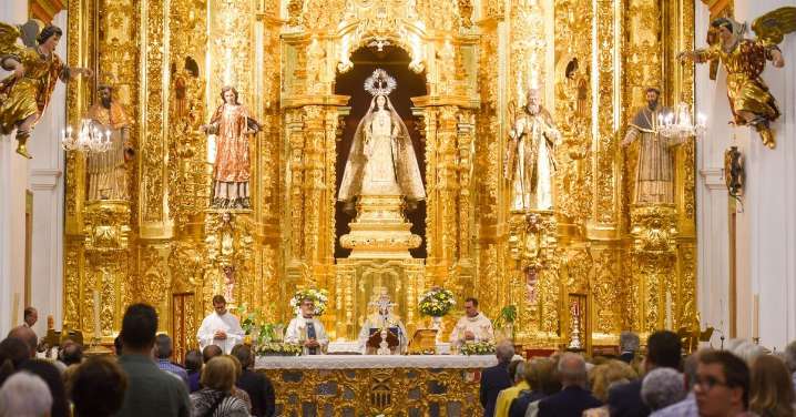 El retablo mayor de la iglesia de la Merced de Córdoba ya luce tras su largo proceso de recuperación