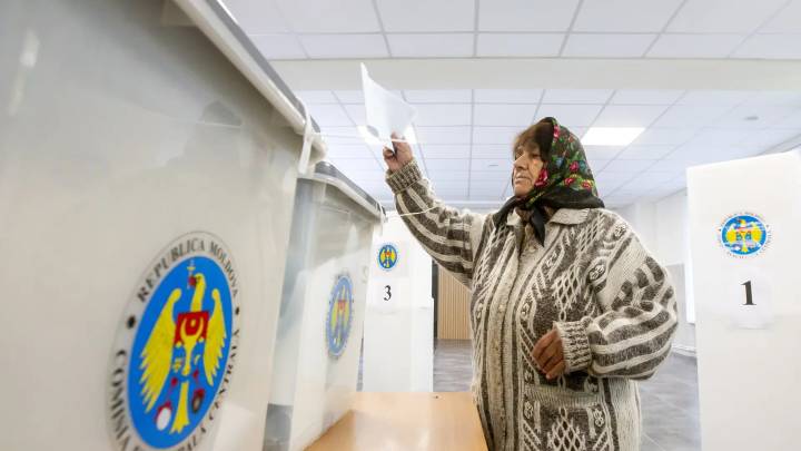 Alta participación en las elecciones de Moldavia, entre acusaciones de fraude y alertas de bomba