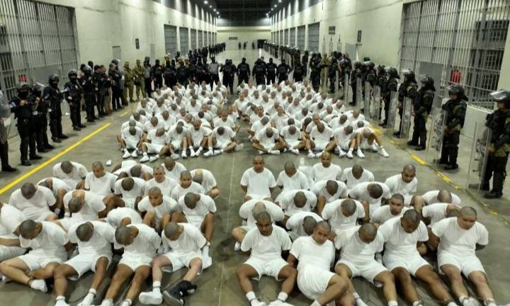 EU acordó pagar más de 4 millones de dólares a El Salvador para recluir migrantes en centro penitenciario