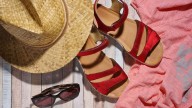 El calzado que vuelve a reinar: las ojotas altas reinventan el verano