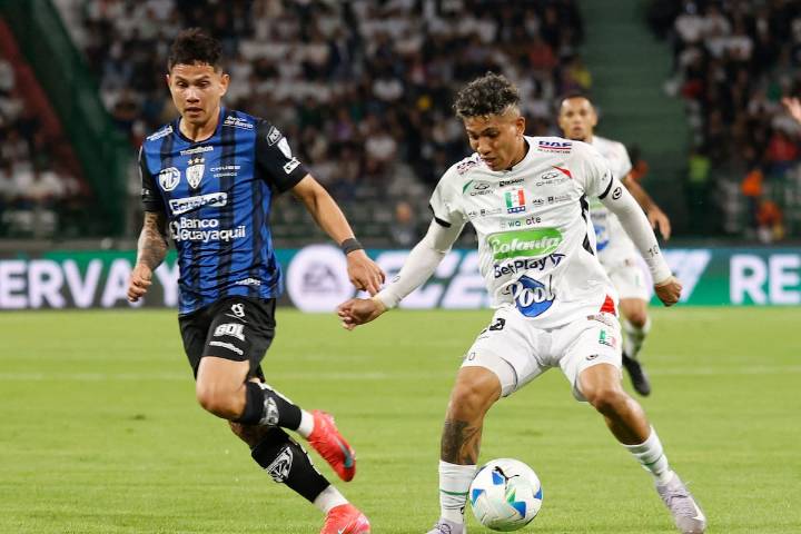 Otro chileno en semis: Independiente del Valle de Matías Fernández eliminó por penales a Once Caldas de la Sudamericana