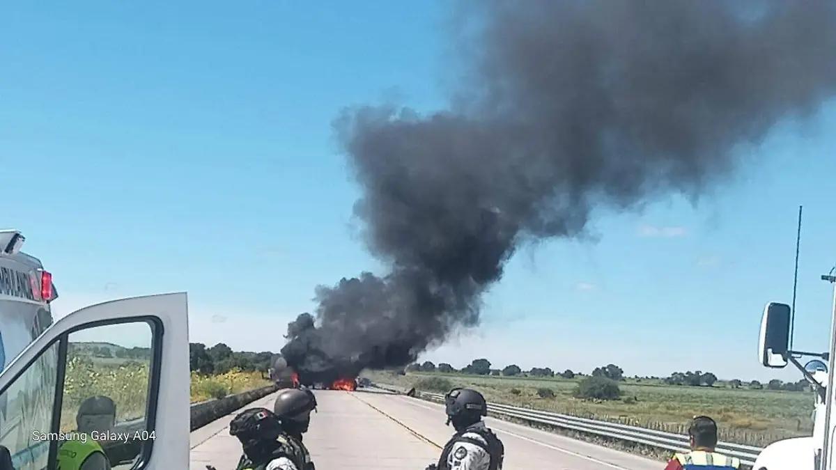 Tráiler chocó con un auto compacto en la autopista San Luis