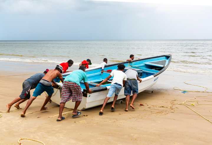 Pescadores de Trinidad y Tobago enfrentan cañoneras, piratas y política para alimentar a sus familias
