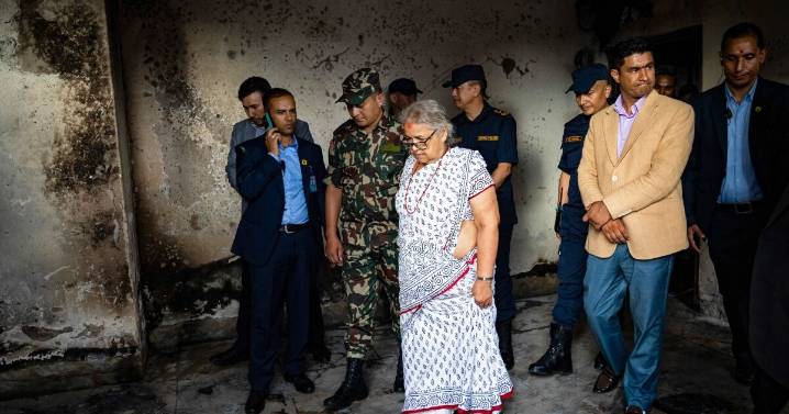Nepal nombra primera ministra interina, mientras retoma la calma