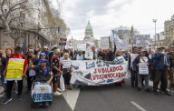 Jubilados y docentes reclamaron aumentos y fondos en nuevas movilizaciones frente al Congreso
