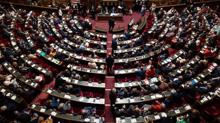 Un asesor del partido que fundó Sarkozy será juzgado por fotografiar las partes íntimas de mujeres incluso en el Parlamento