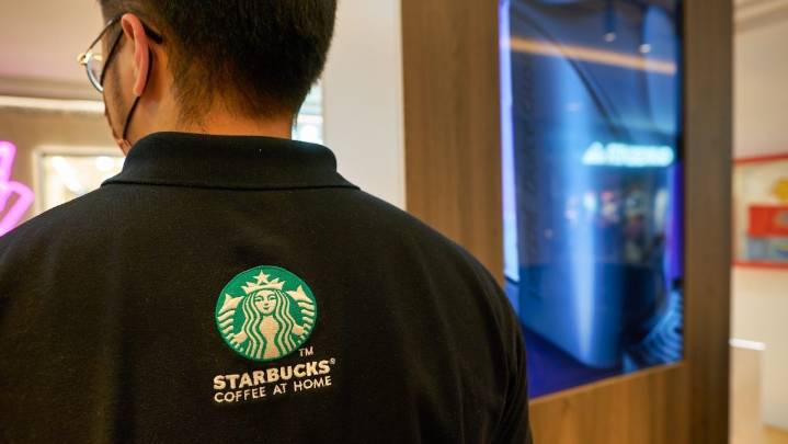 Reestructuración drástica en Starbucks: nueva ola de cierres y despidos en 2025
