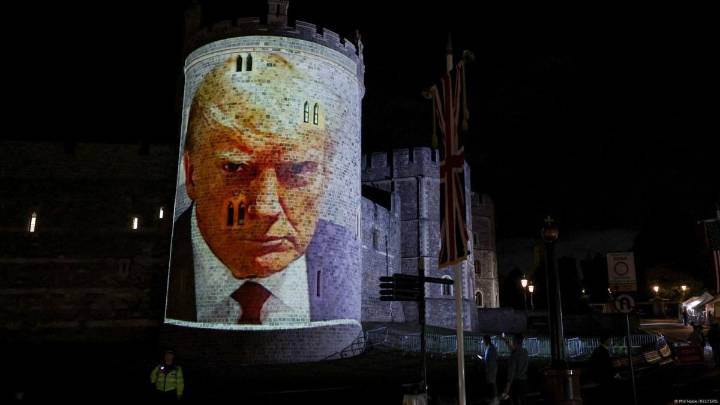 Proyectan fotos de Trump y Epstein en el castillo de Windsor por su visita a Reino Unido