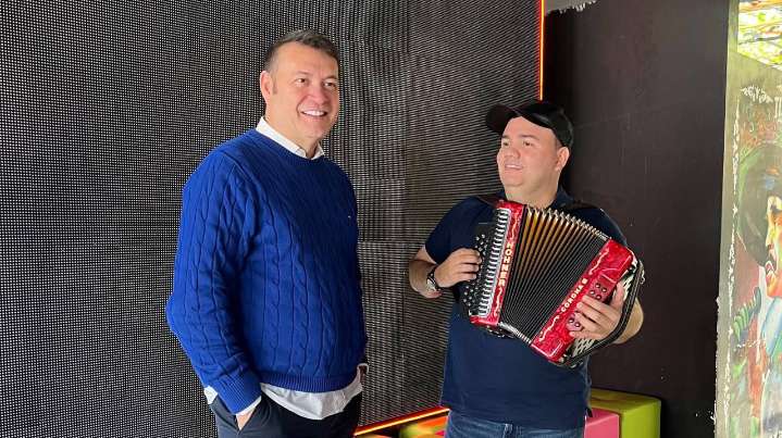 Penchy Castro vuelve a enamorar con ‘El supergalán’, su nueva producción vallenata