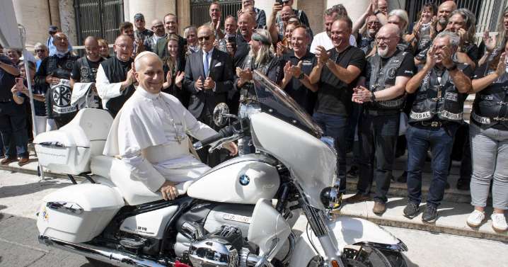 El Papa sobre dos ruedas: bendice y firma una BMW R18 blanca del grupo cristiano de moteros «Jesus Bikers»