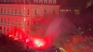 Los ultras del PSG toman las calles de París con bengalas y fuegos artificiales para celebrar el Balón de Oro de Dembélé