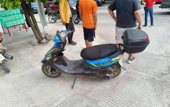 Choque entre motoneta y automóvil deja una joven lesionada frente al campo Guadiana