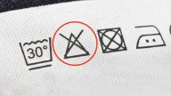 No arruines tu ropa: qué significa el triángulo con una “X” en la etiqueta de la ropa