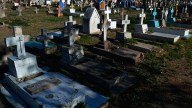 Brasil: hallaron un cadáver sentado sobre una tumba en un cementerio y el caso causa conmoción