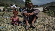 Aumentan a más de 2.200 los muertos por el terremoto en el este de Afganistán mientras otro seísmo sacude la zona