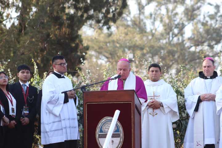 La fe se hizo multitud entre pétalos, pañuelos y campanas. Un nuevo Milagro ha pasado