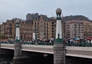 Dos manifestantes propalestinos se cuelgan del puente del Kursaal