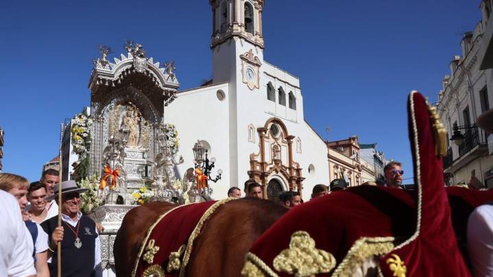 La Virgen de los Milagros se despide de Huelva: Vuelve en carreta junto a todo su pueblo