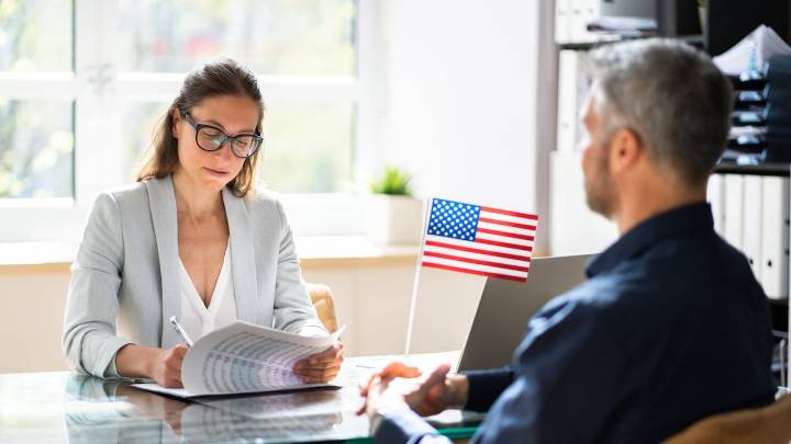 Esta es la ropa por la que le podrían negar la visa americana en la entrevista consular: no cometa el error