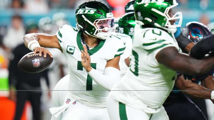 Jets' offense runs over Dolphins' defense, then fumbles away a long drive
