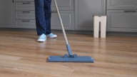 No son los limpiadores clásicos: cómo dejar tus pisos de madera relucientes con una mezcla casera y económica